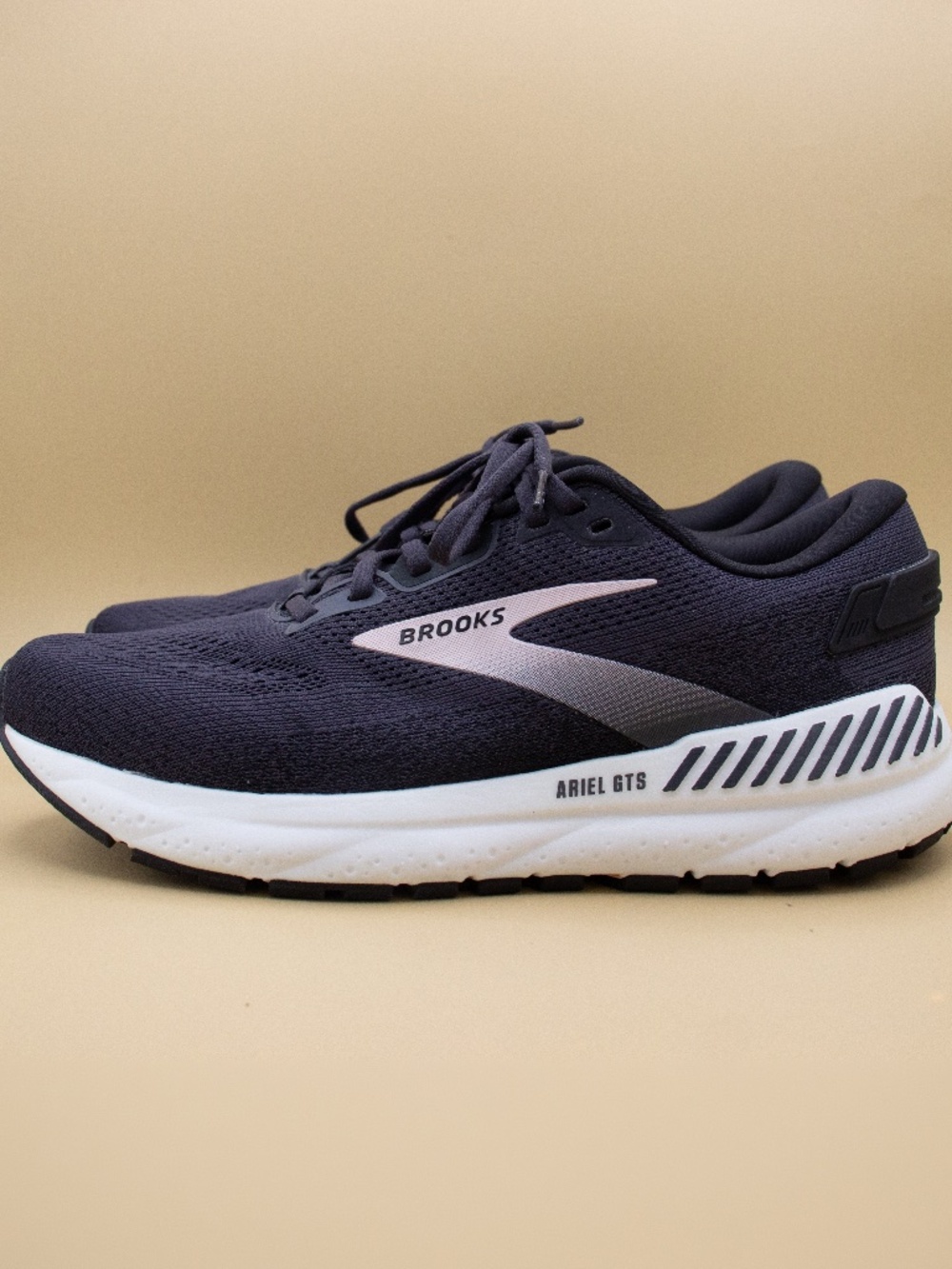 Brooks Ariel 2 GTS 24 Ebony White Athletic Shoes 1204141B016 Women's Size 10.5 B